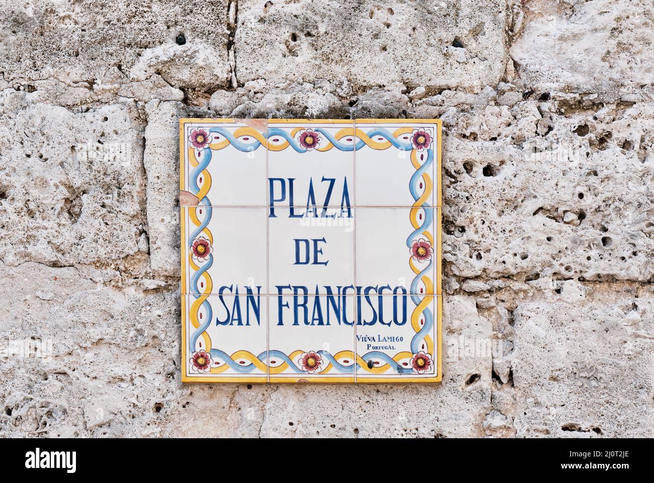 Targa colorata con nome di piazza della città in spagnolo. In inglese: Piazza San Francisco. L'Avana, Cuba Foto Stock