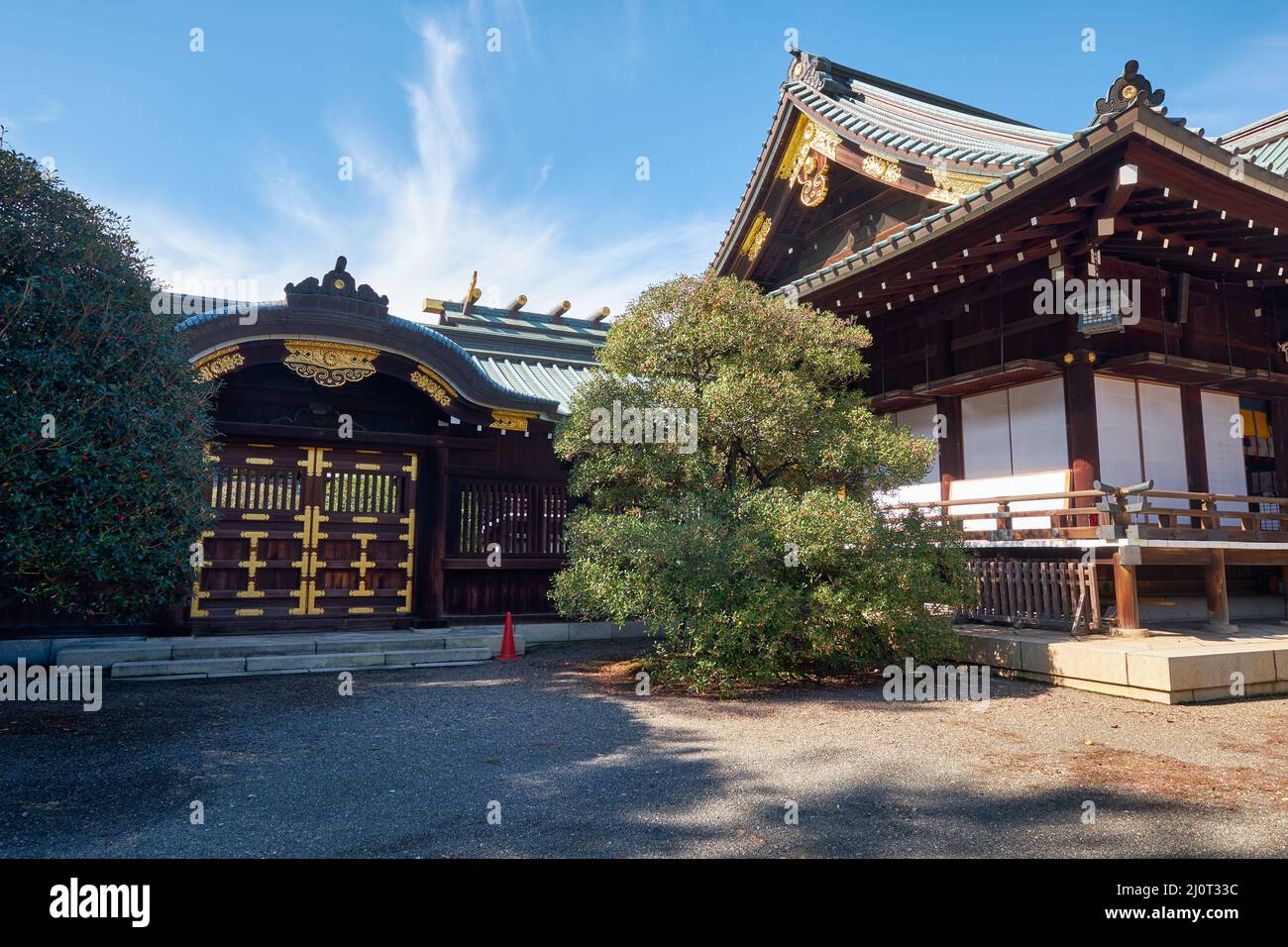 Haiden (Sala principale) e Sanshuden (Sala dell'Assemblea) del Santuario di Yasukuni a Chiyoda, Tokyo. Giappone Foto Stock