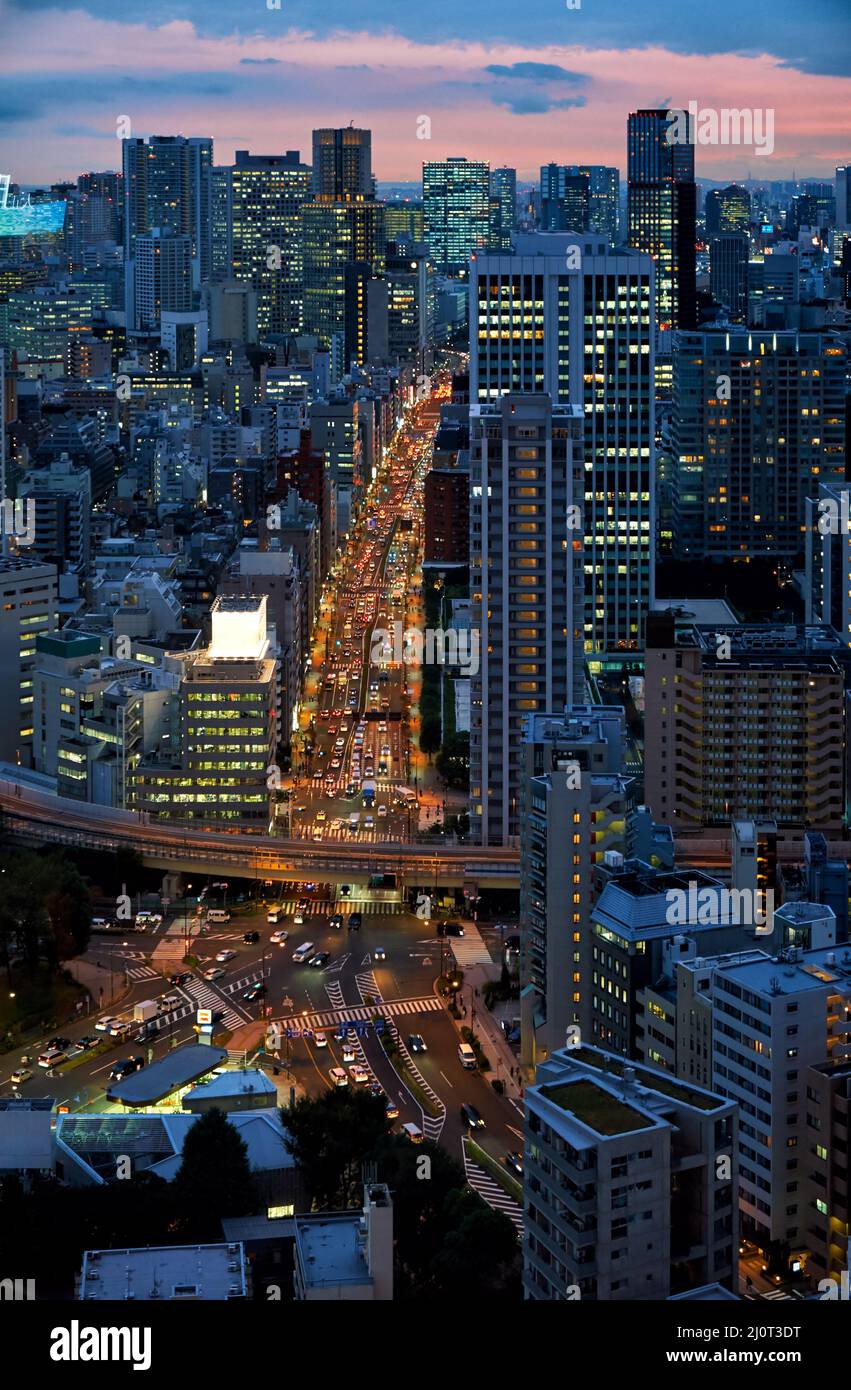 La vista delle luci luminose del viale Sakurada-dori da Tokyo Foto Stock