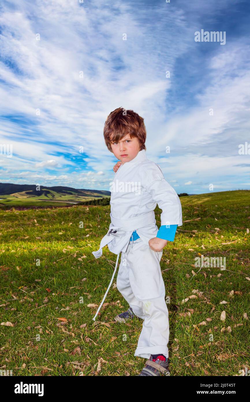 Bel ragazzo di charme in kimono Foto Stock