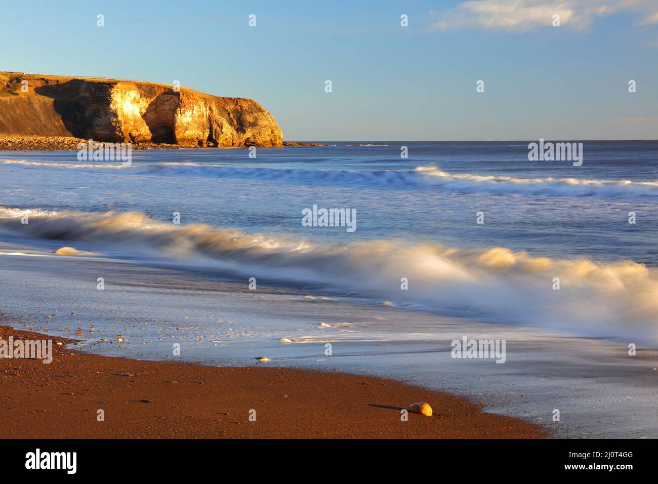 Luce del mattino a Blast Beach guardando verso il punto naso, Seaham, County Durham, Inghilterra, Regno Unito. Foto Stock