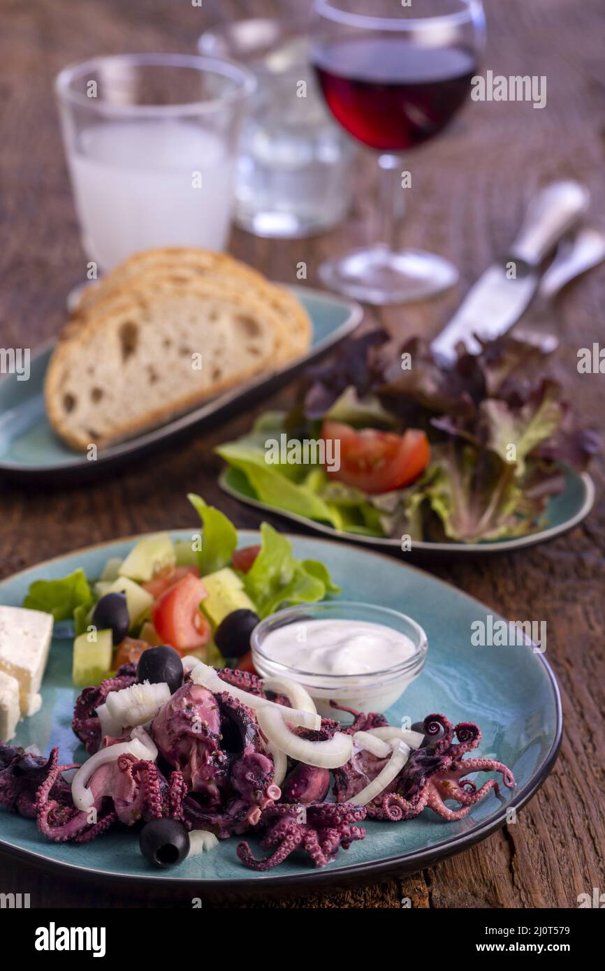 Polpo su un piatto con ouzo Foto Stock