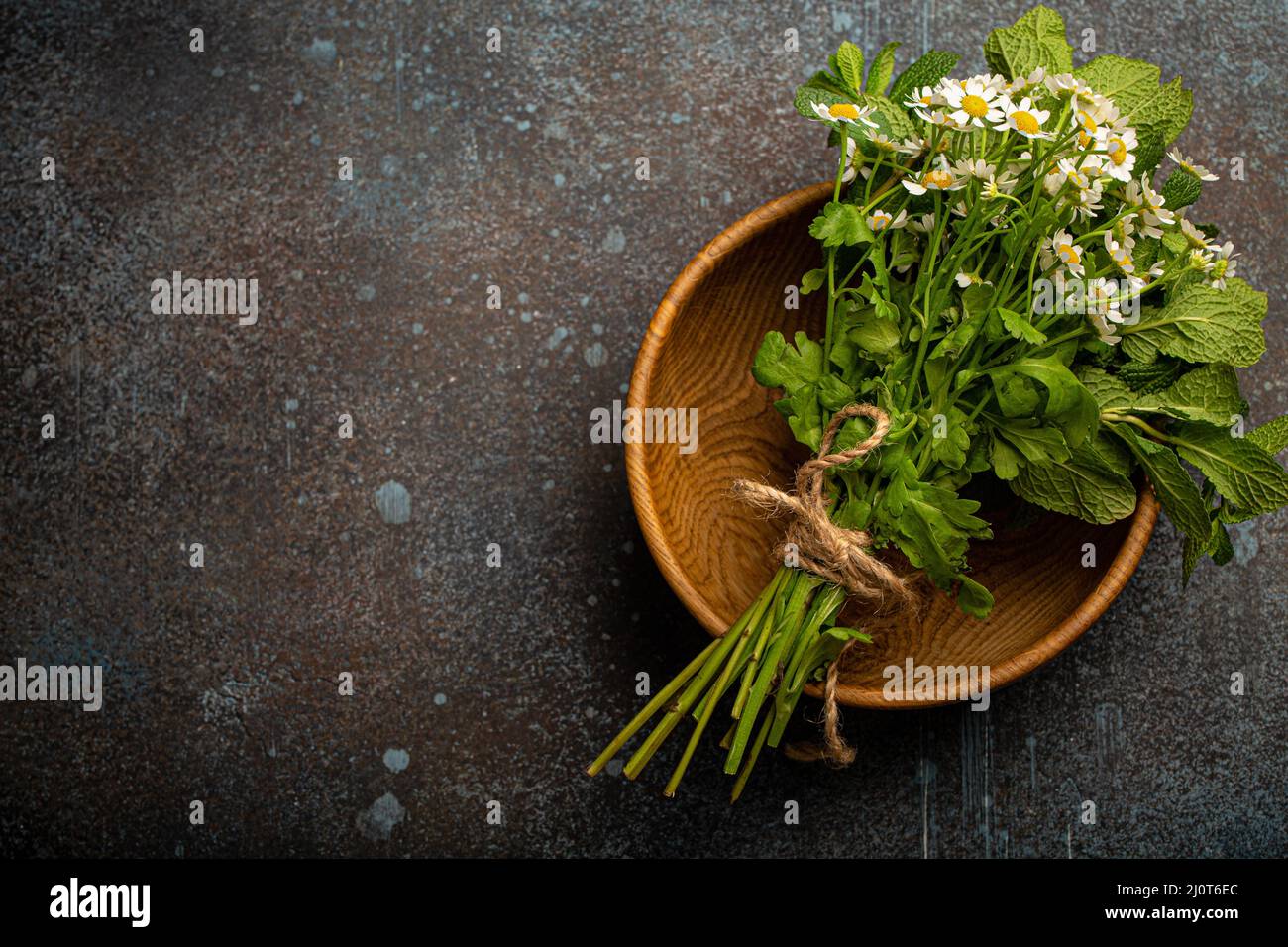 Fiori freschi ed erbe vista dall'alto per la medicina naturale delle erbe e l'omeopatia Foto Stock