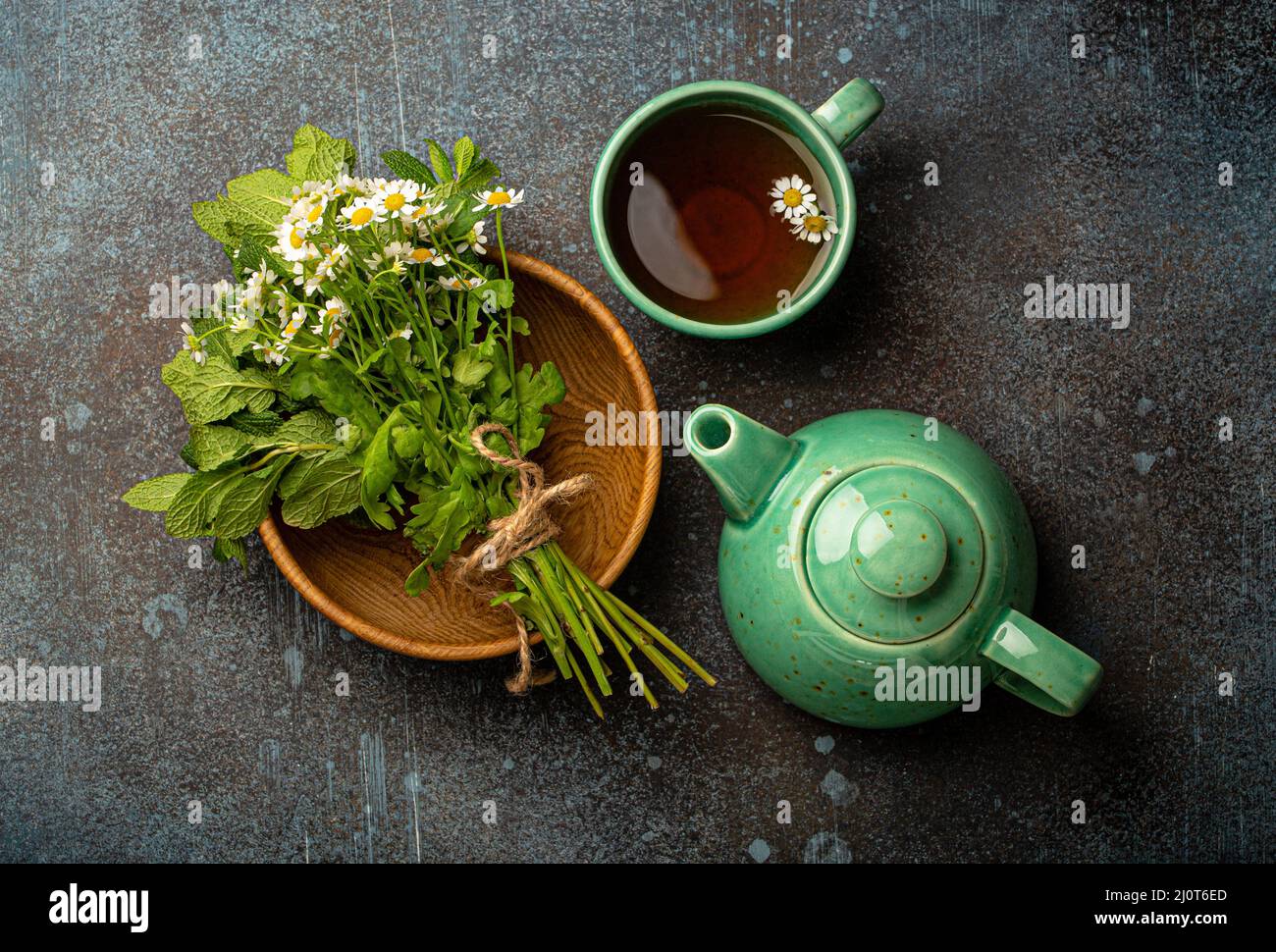 Tè alle erbe con erbe naturali curative mediche, tea Cup, tea pot vista dall'alto Foto Stock