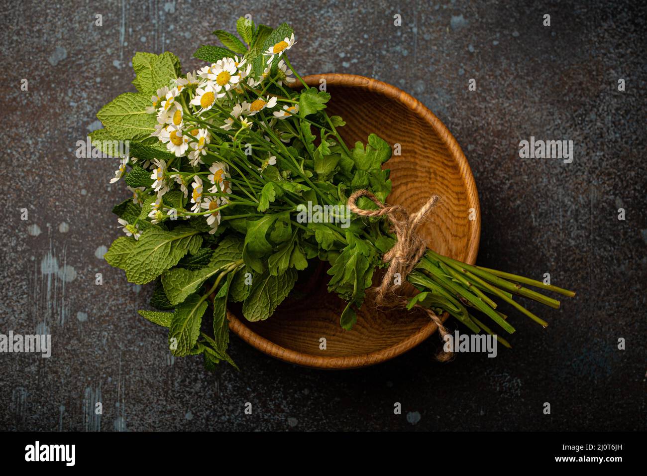 Fiori freschi ed erbe vista dall'alto per la medicina naturale delle erbe e l'omeopatia Foto Stock