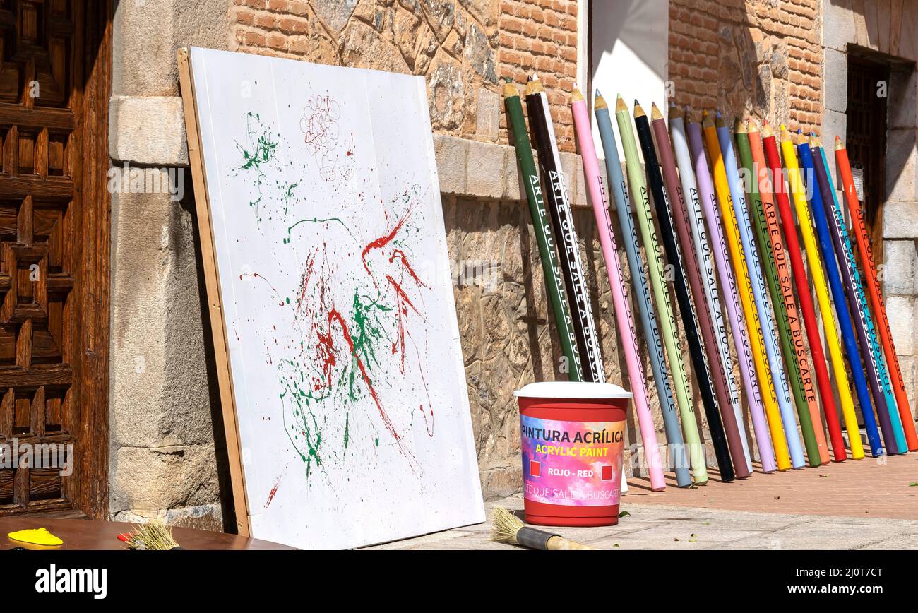 Matite colorate giganti appoggiate su un muro di una casa accanto ad un  vaso di vernice gigante e una tela con tratti colorati Foto stock - Alamy