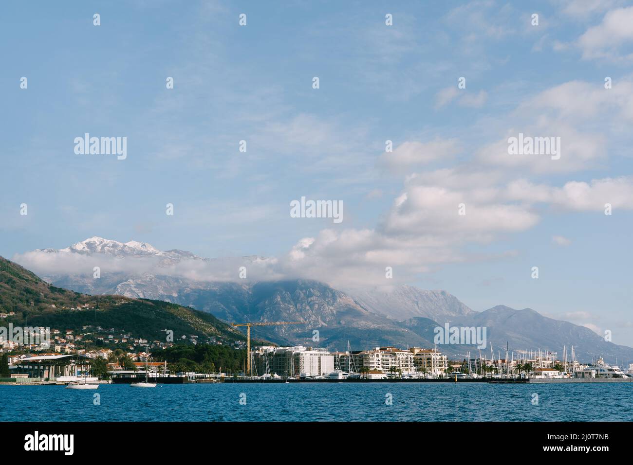 Edifici a più piani sulla costa della costosa località di Porto. Montenegro Foto Stock