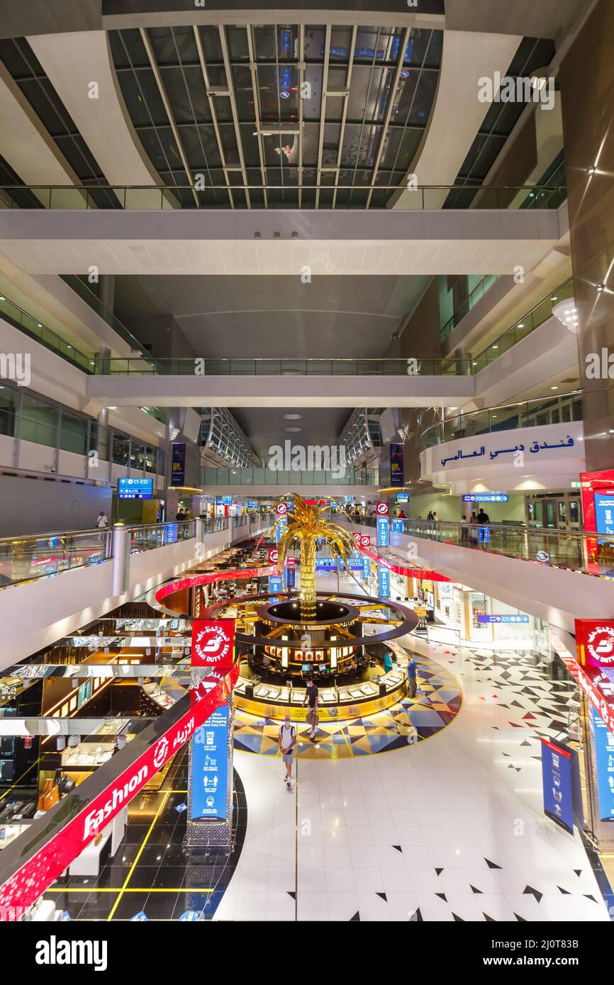 Aeroporto Internazionale di Flughafen Dubai Terminal Concourse C DXB Hochformat Foto Stock