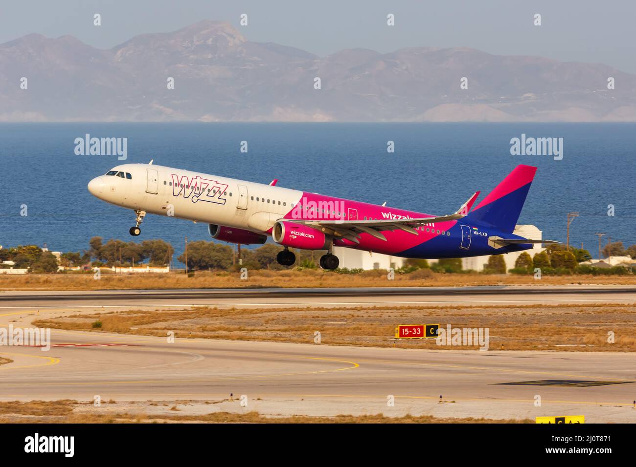 WizzAir Airbus A321 aereo Aeroporto di Santorini in Grecia Foto Stock