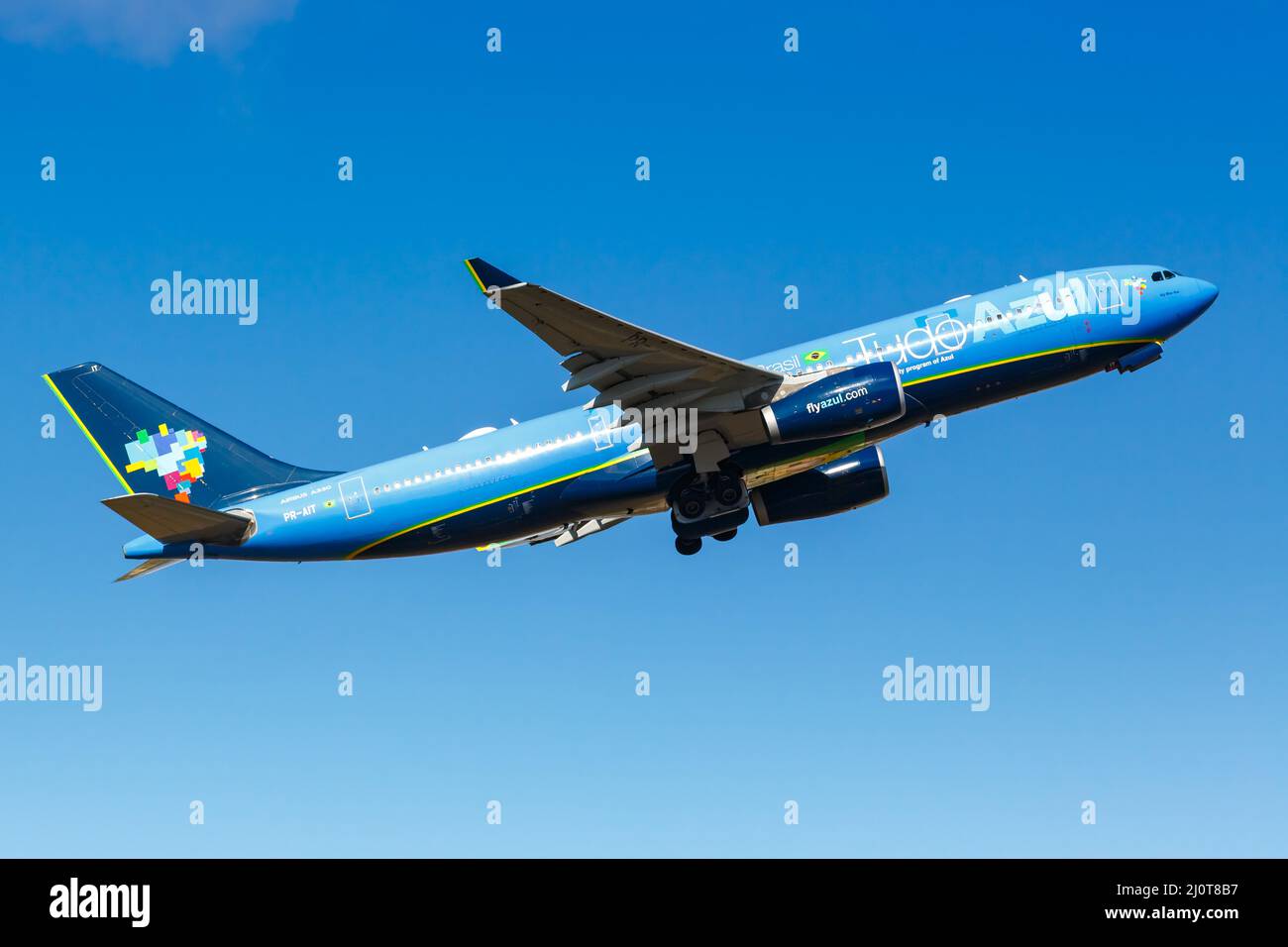 Azul Airbus A330-200 aereo Aeroporto di Lisbona in Portogallo Tendo Azul pittura speciale Foto Stock