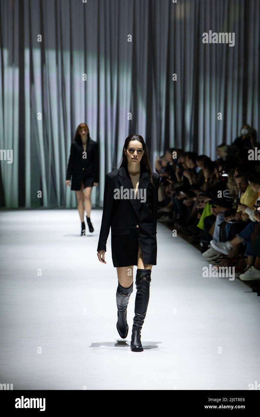 Porto, Portogallo. 19th Mar 2022. Sfilata di modelli con la collezione di scarpe del designer Luis Onofre, l'ultimo giorno della Portugal Fashion 50 Edition, questa edizione è stata anche frequentata da alcuni modelli ucraini a Porto. (Foto di Rita Franca/SOPA Images/Sipa USA) Credit: Sipa USA/Alamy Live News Foto Stock