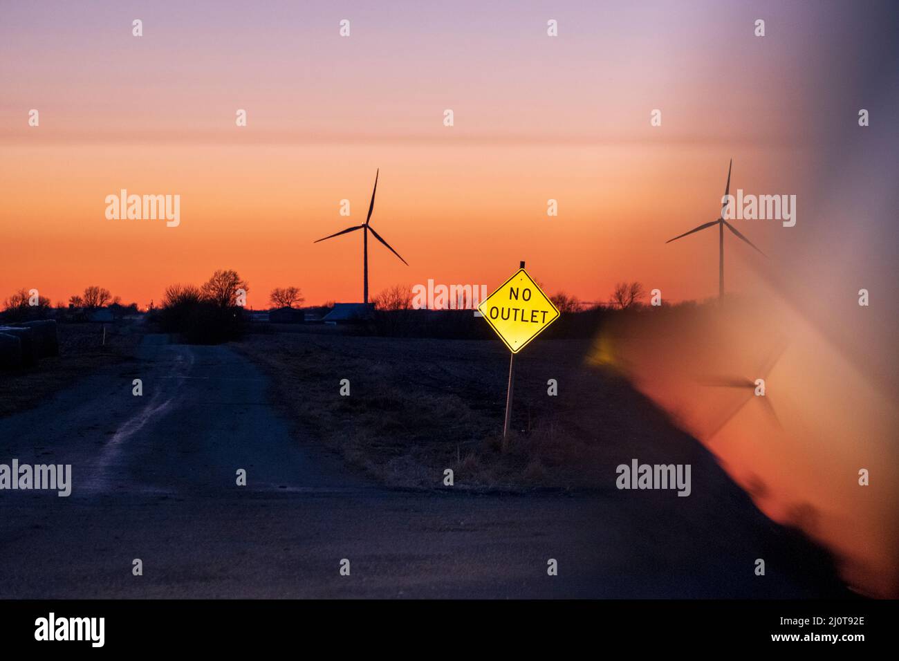 Turbine eoliche e un cartello "No Outlet" lungo una strada rurale nel Midwest degli Stati Uniti Foto Stock