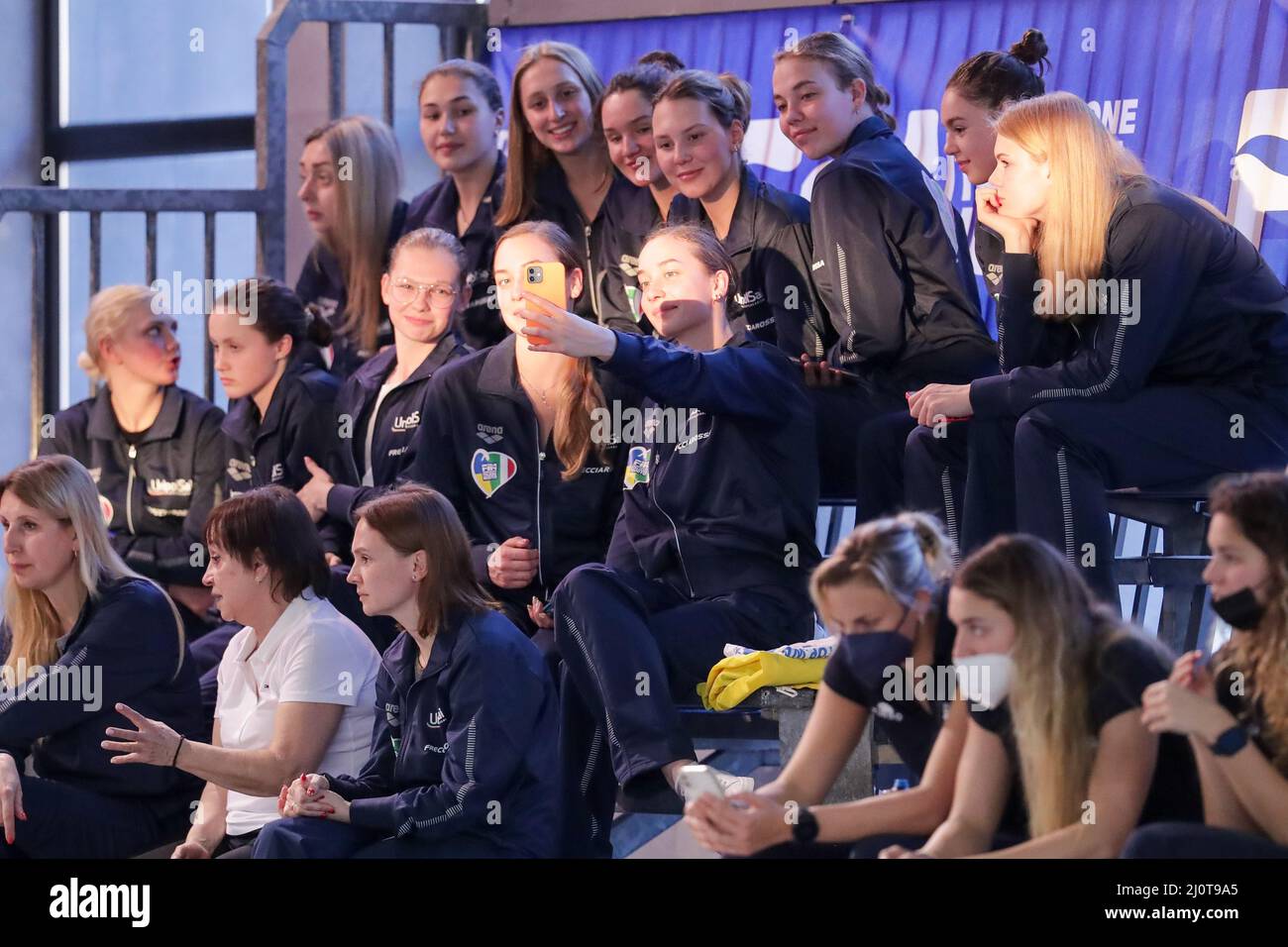 Roma, Italia. 20th Mar 2022. La squadra nazionale Ucraina di Synchronized nuota gli ospiti del Centro Acquatico Frecciarossa. Durante la finale - SIS Roma vs Plebiscito Padova, partita di waterpolo italiana della Coppa Italia femminile a Roma, Italia, Marzo 20 2022 Credit: Independent Photo Agency/Alamy Live News Foto Stock