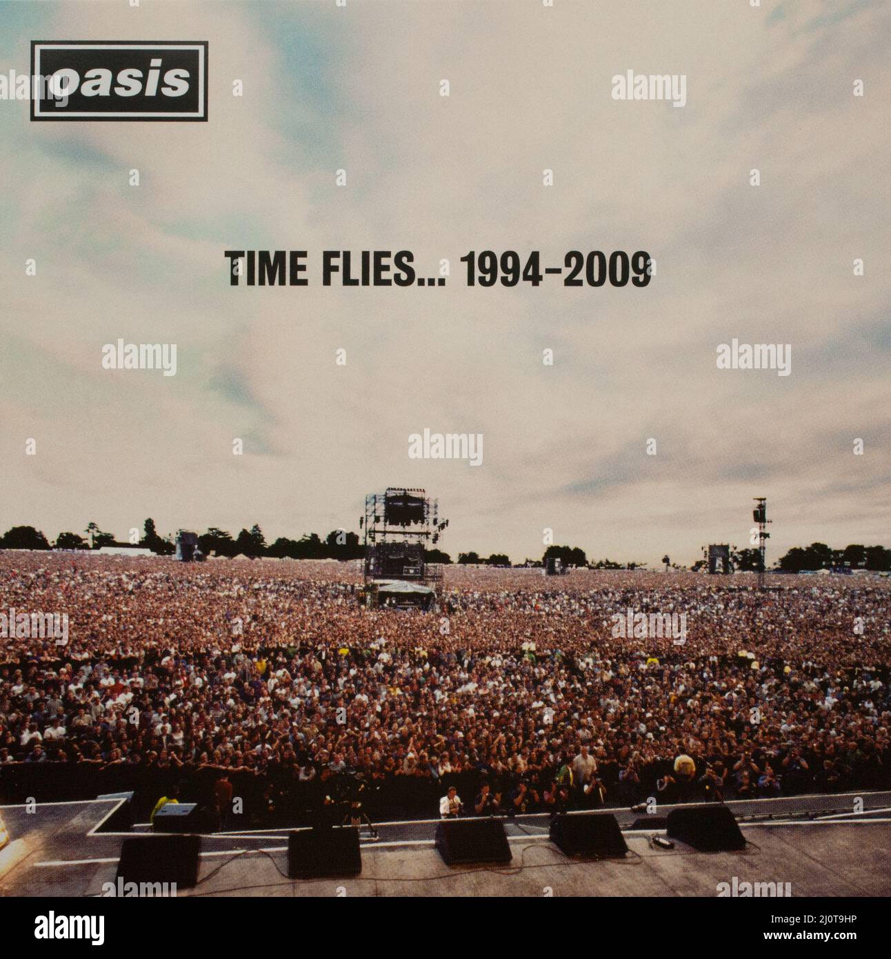 L'album cover to Time Flies 1994 - 2009 di Oasis Foto Stock