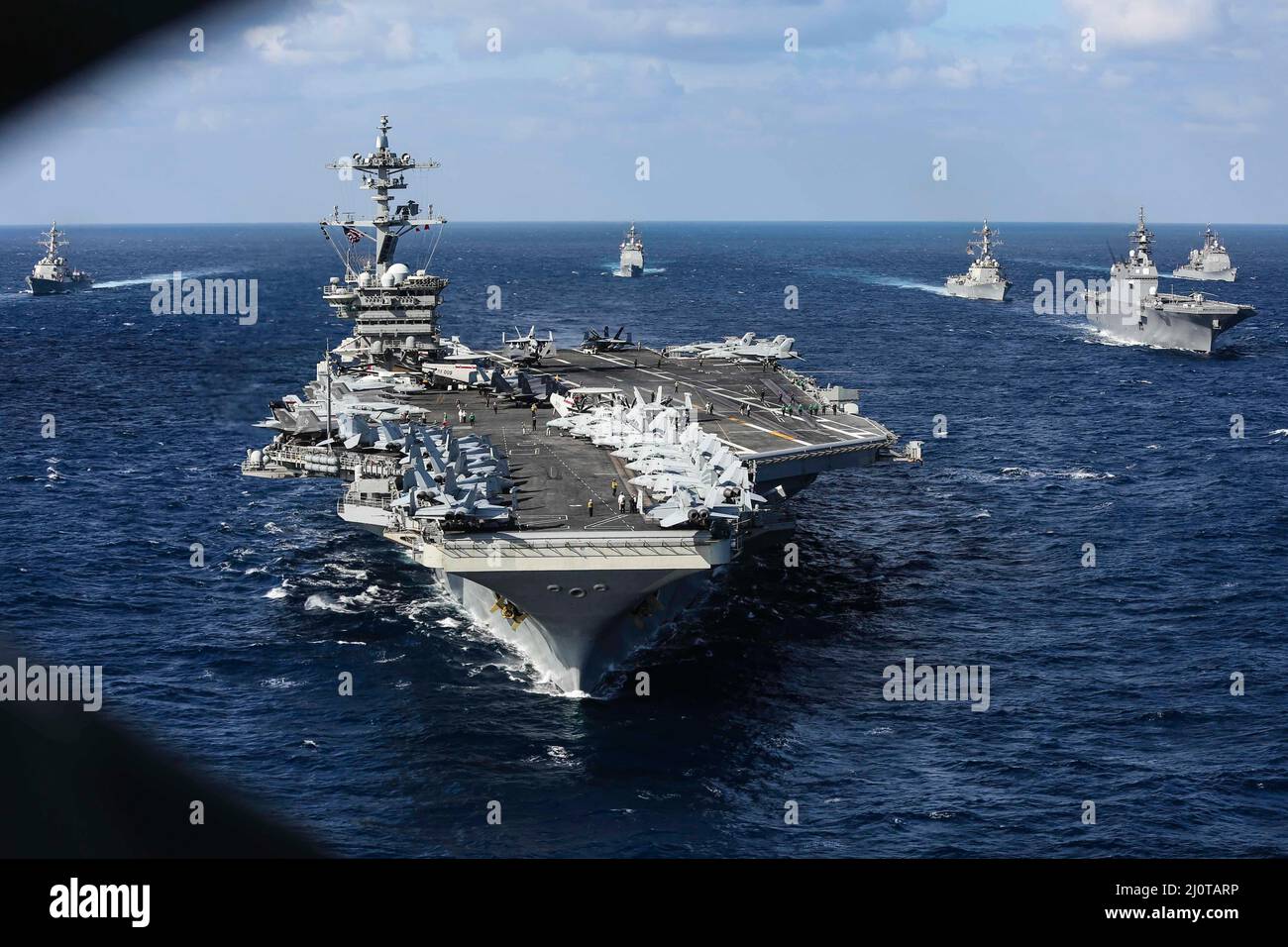 MAR DELLE FILIPPINE (Gen. 22, 2022) vettore aereo di classe Nimitz USS Abraham Lincoln (CVN 72) veleggia nel Mare delle Filippine in formazione con USS Carl Vinson (CVN 70), Japan Maritime Self-Defence Force (JMSDF) caccia all'elicottero di classe Hyuga JS Hyuga (DDH 181), nave d'assalto anfibio USS America (LHA 6), nave d'assalto di classe Wasp-2, nave d'assalto di classe USS Incrociatori missilistici guidati di classe Ticonderoga USS Mobile Bay (CG 53) e USS Lake Champlain (CG 57), e cacciatorpediniere missili guidati di classe Arleigh Burke USS Spruance (DDG 111), USS Chafee (DDG 90) e USS Gridley (DDG 101) 22 gennaio 2022. O Foto Stock