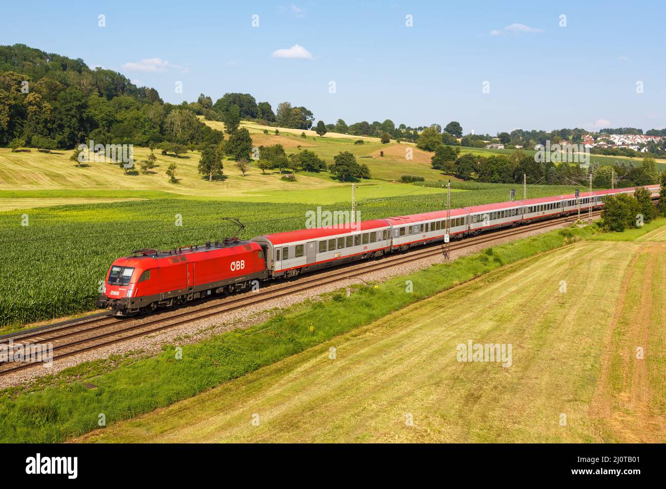 Treno Intercity IC delle Ferrovie federali austriache Ã–BB sul Filstalbahn a Uhingen, Germania Foto Stock