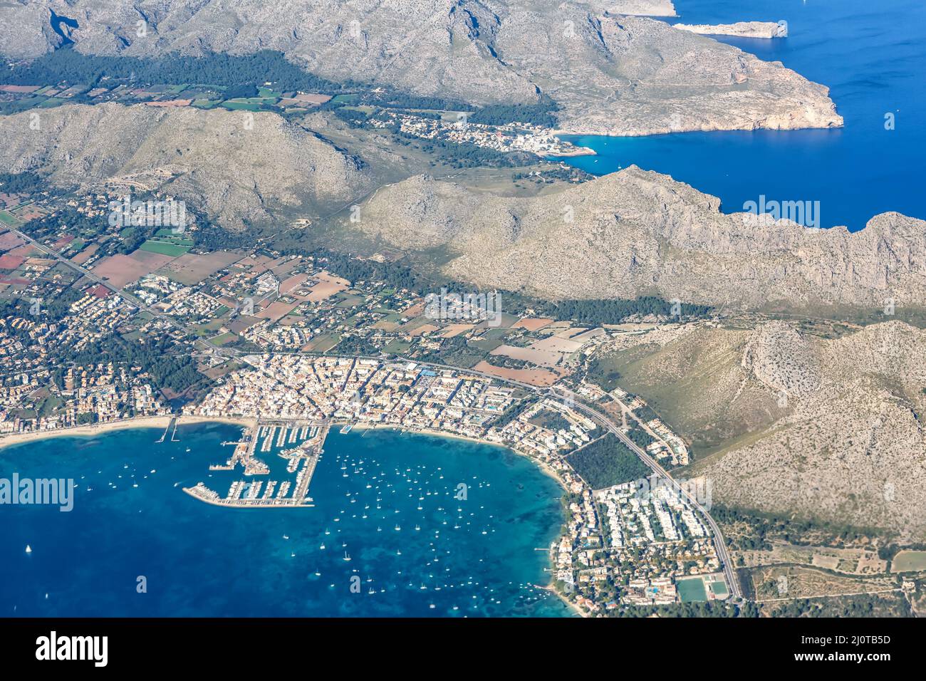 Port de Pollenca nel porto turistico di Maiorca con barche vacanza città vista aerea in Spagna Foto Stock