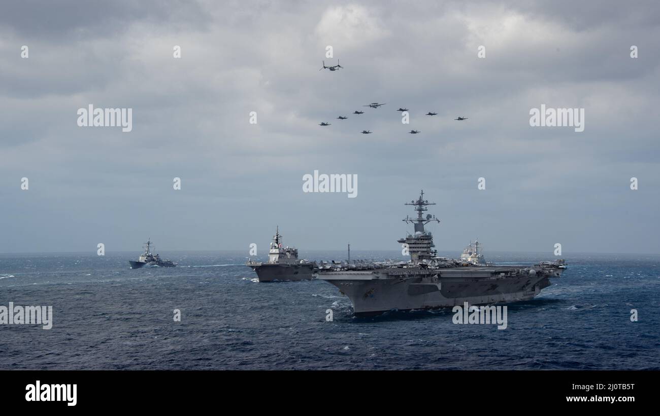 220122-N-PV401-1220 MAR DELLE FILIPPINE (GEN. 22, 2022) aerei assegnati al vettore Air Wing (CVW) 2 e CVW 9 volano sul Mare delle Filippine come vettori aerei di classe Nimitz USS Carl Vinson (CVN 70) e USS Abraham Lincoln (CVN 72), Japan Maritime Self-Defense Force (JMSDF), caccia all'elicottero di classe Hyuga JS Hyuga (DH 181), Nave d'assalto anfibio di classe americana USS America (LHA 6), nave d'assalto anfibio di classe Wasp USS Essex (LHD 2), incrociatori missilistici guidati di classe Ticonderoga USS Mobile Bay (CG 53) e USS Lake Champlain (CG 57), e cacciatorpediniere missili guidati di classe Arleigh Burke USS Spruance (DDG Foto Stock