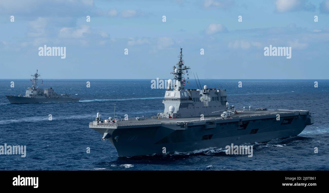220122-N-AV223-1051 MAR DELLE FILIPPINE (GEN. 22, 2022) Japan Maritime Self-Defense Force (JMSDF) il cacciatorpediniere JS Hyuga (DDH 181) e il cacciatorpediniere missilistico guidato di classe Arleigh Burke USS Gridley (DDG 101) transitano nel Mare delle Filippine, 22 gennaio 2022. Le unità assegnate ai gruppi Carl Vinson e Abraham Lincoln Carrier Strike Group, America e Essex Amphibious Ready Group insieme a JMSDF, operano come parte della U.S. Pacific Fleet e stanno conducendo corsi di formazione per preservare e proteggere una regione indopacifica libera e aperta. (STATI UNITI Foto Navy di SMass Communication Specialist Seaman Apprentice Derek Kelley) Foto Stock