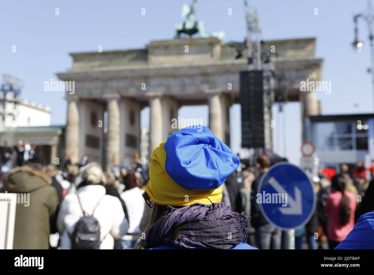 Berlino, Germania, 03/20/2022. Il concerto di pace alla porta di Brandeburgo attira più di 15.000 persone. Raduno di solidarietà "Sound of Peace" alla porta di Brandeburgo. Foto Stock