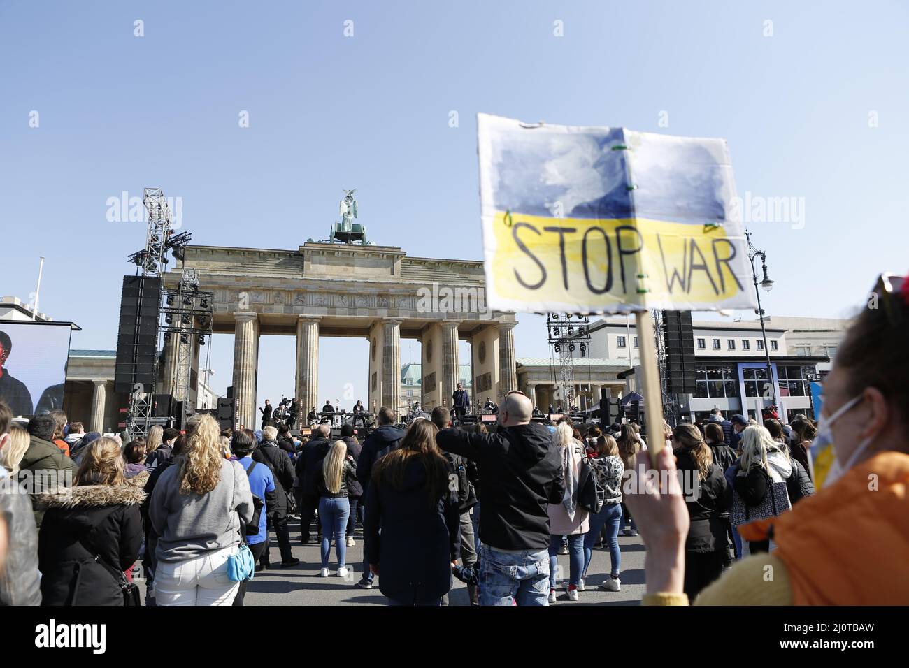 Berlino, Germania, 03/20/2022. Il concerto di pace alla porta di Brandeburgo attira più di 15.000 persone. Raduno di solidarietà "Sound of Peace" alla porta di Brandeburgo. Foto Stock