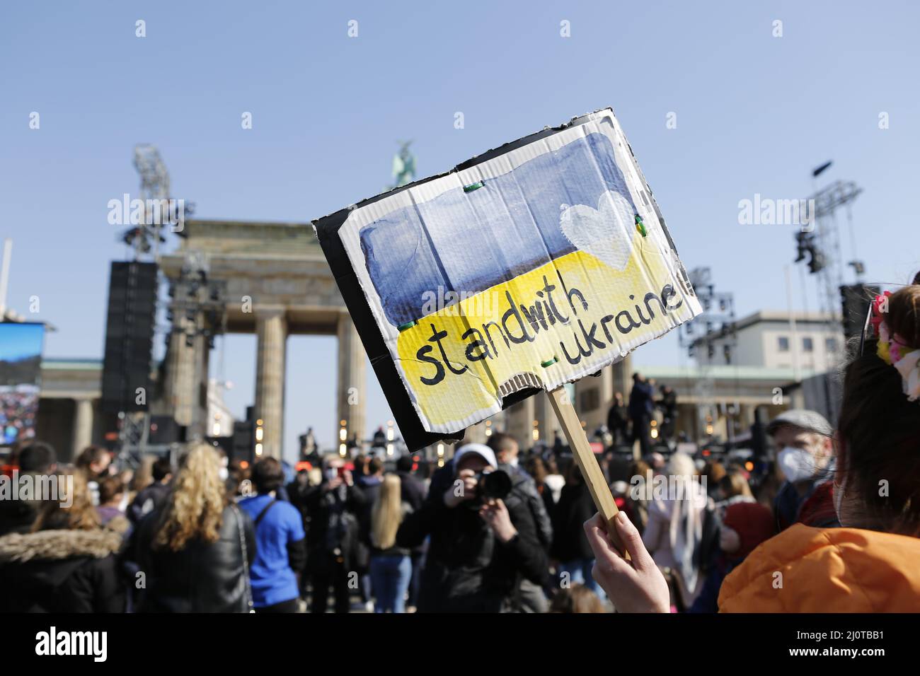 Berlino, Germania, 03/20/2022. Il concerto di pace alla porta di Brandeburgo attira più di 15.000 persone. Raduno di solidarietà "Sound of Peace" alla porta di Brandeburgo. Foto Stock