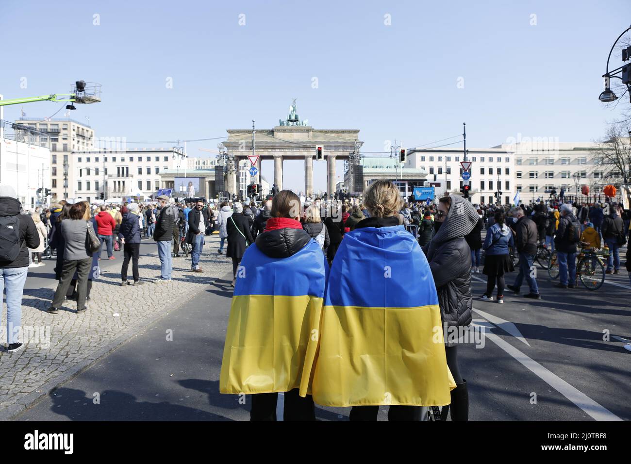 Berlino, Germania, 03/20/2022. Il concerto di pace alla porta di Brandeburgo attira più di 15.000 persone. Raduno di solidarietà "Sound of Peace" alla porta di Brandeburgo. Foto Stock