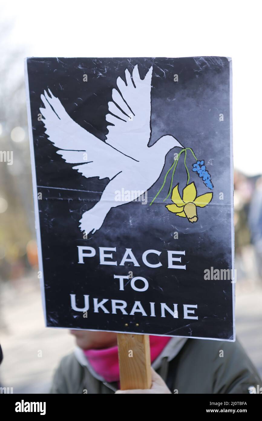 Berlino, Germania, 03/20/2022. Il concerto di pace alla porta di Brandeburgo attira più di 15.000 persone. Raduno di solidarietà "Sound of Peace" alla porta di Brandeburgo. Foto Stock