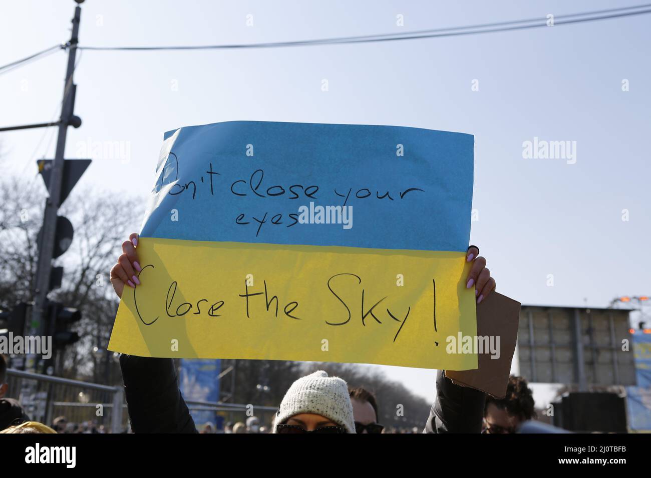 Berlino, Germania, 03/20/2022. Il concerto di pace alla porta di Brandeburgo attira più di 15.000 persone. Raduno di solidarietà "Sound of Peace" alla porta di Brandeburgo. Foto Stock