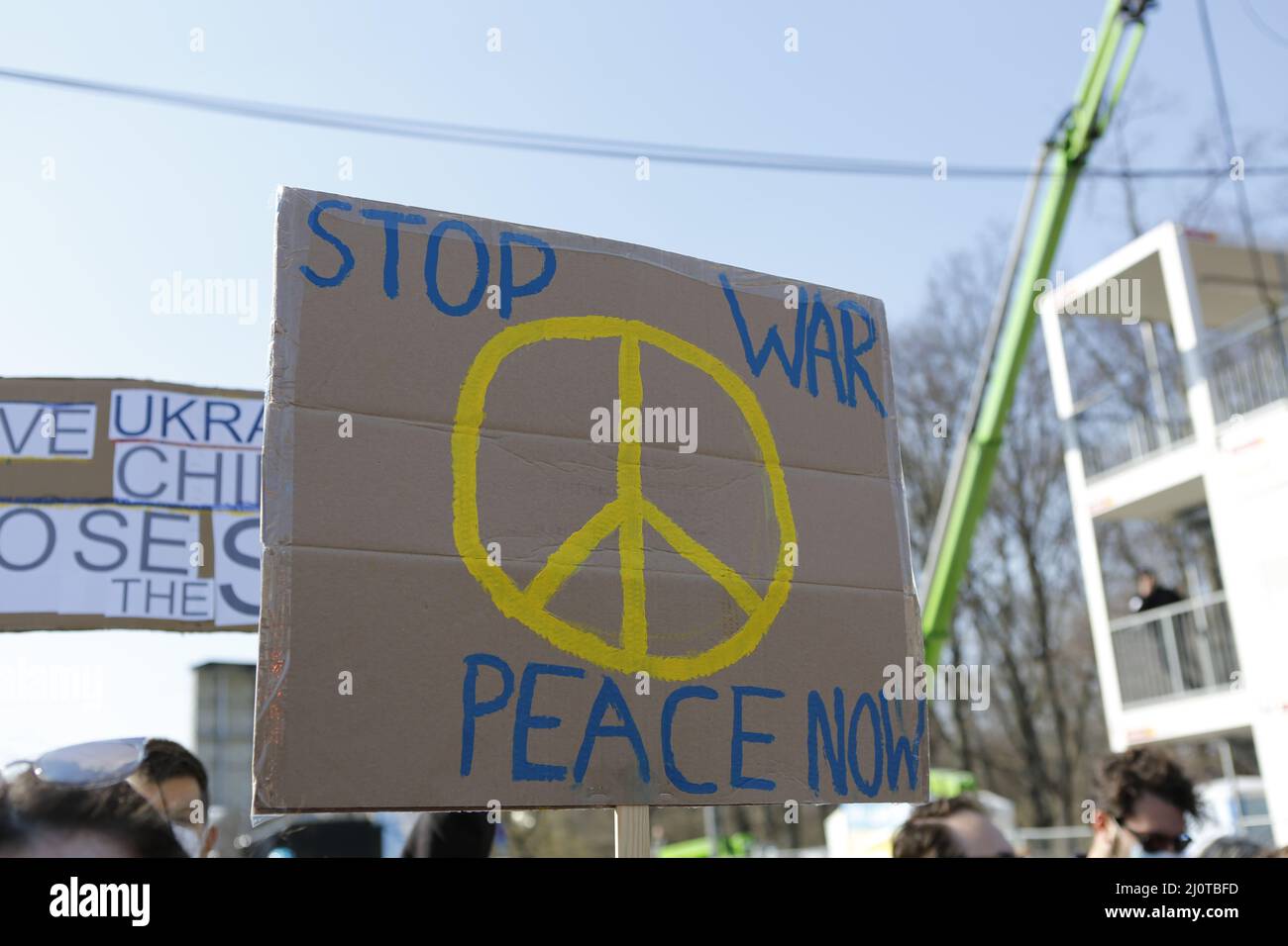 Berlino, Germania, 03/20/2022. Il concerto di pace alla porta di Brandeburgo attira più di 15.000 persone. Raduno di solidarietà "Sound of Peace" alla porta di Brandeburgo. Foto Stock