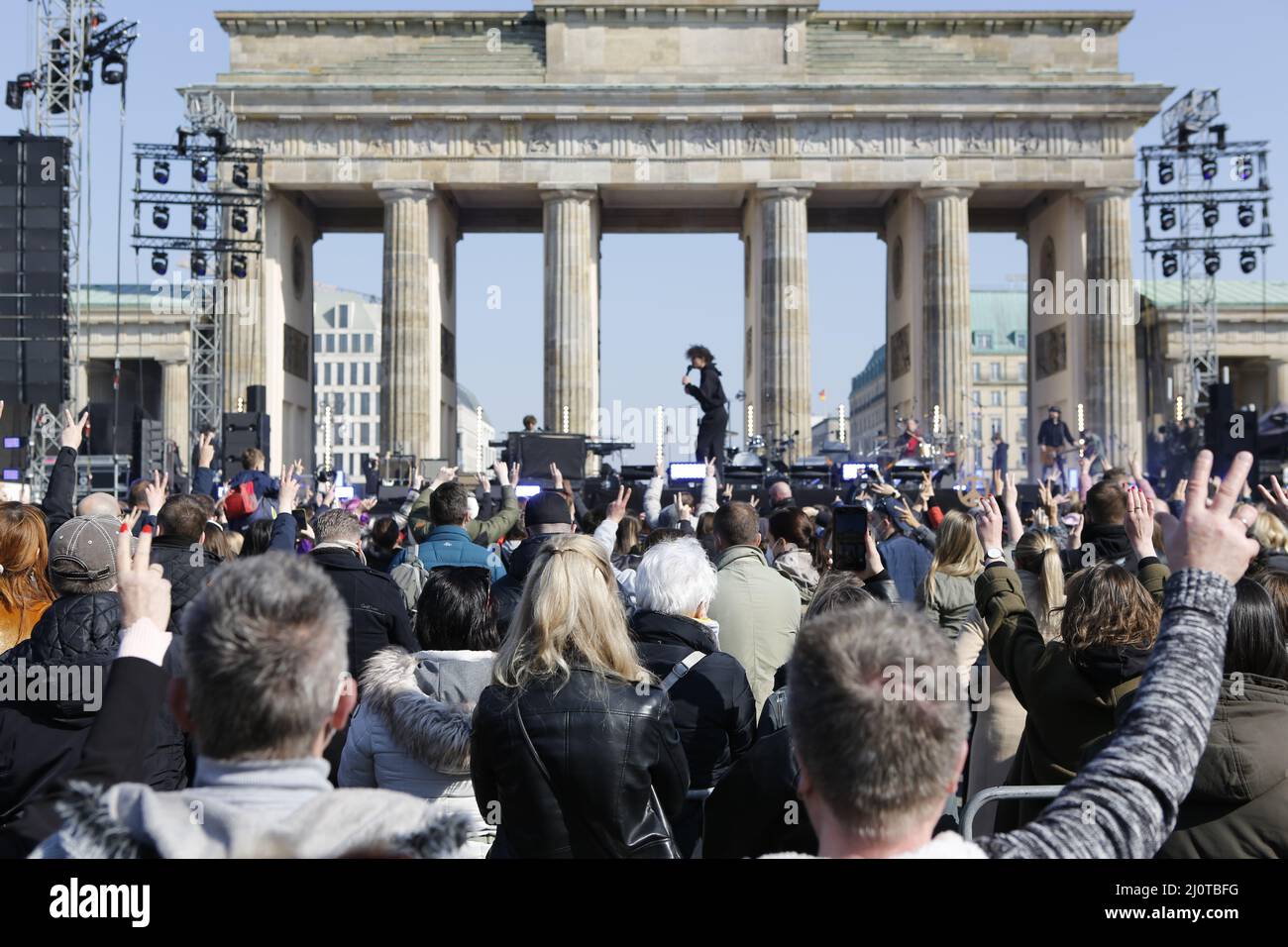 Berlino, Germania, 03/20/2022. Il concerto di pace alla porta di Brandeburgo attira più di 15.000 persone. Raduno di solidarietà "Sound of Peace" alla porta di Brandeburgo. Foto Stock