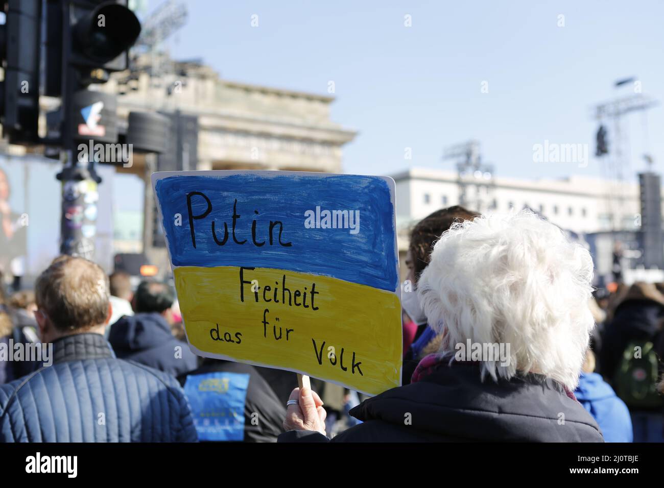 Berlino, Germania, 03/20/2022. Il concerto di pace alla porta di Brandeburgo attira più di 15.000 persone. Raduno di solidarietà "Sound of Peace" alla porta di Brandeburgo. Foto Stock