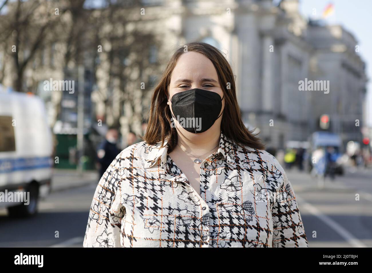 Berlino, Germania, 03/20/2022. Ricarda Lang al Concerto di Pace alla porta di Brandeburgo attrae più di 15.000 persone. Raduno di solidarietà "Sound of Peace" alla porta di Brandeburgo. Foto Stock