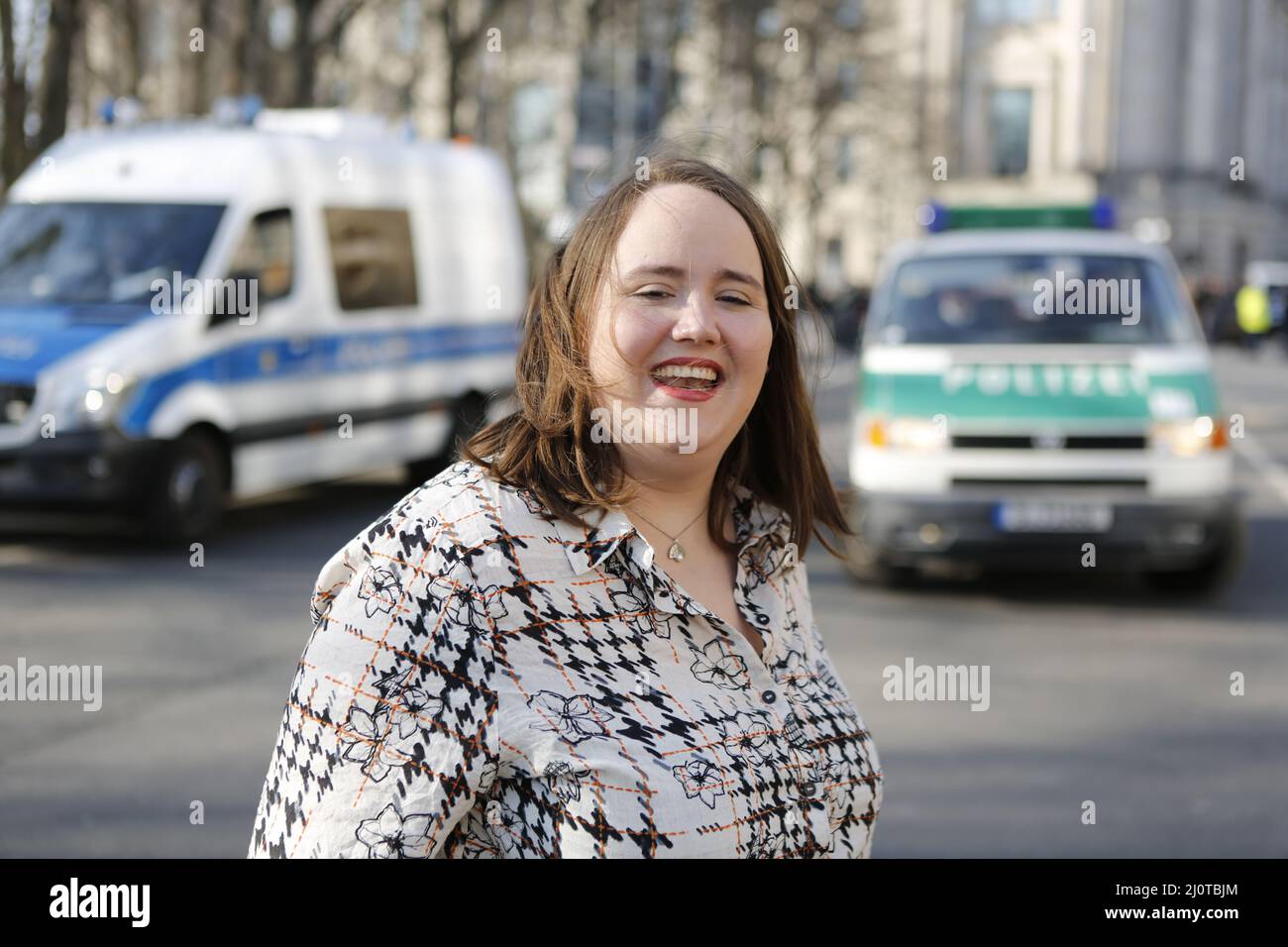 Berlino, Germania, 03/20/2022. Ricarda Lang al Concerto di Pace alla porta di Brandeburgo attrae più di 15.000 persone. Raduno di solidarietà "Sound of Peace" alla porta di Brandeburgo. Foto Stock