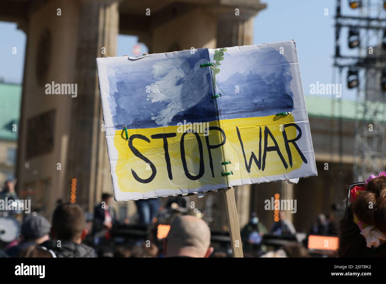 Berlino, Germania, 03/20/2022. Il concerto di pace alla porta di Brandeburgo attira più di 15.000 persone. Raduno di solidarietà "Sound of Peace" alla porta di Brandeburgo. Foto Stock