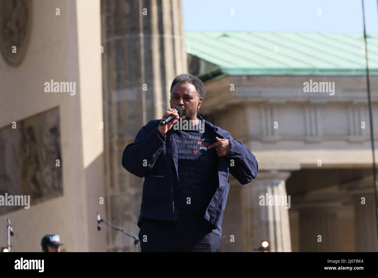 Berlino, Germania, 03/20/2022. Fetsum on Stage al Concerto di Pace alla porta di Brandeburgo attrae più di 15.000 persone. Raduno di solidarietà "Sound of Peace" alla porta di Brandeburgo. Foto Stock