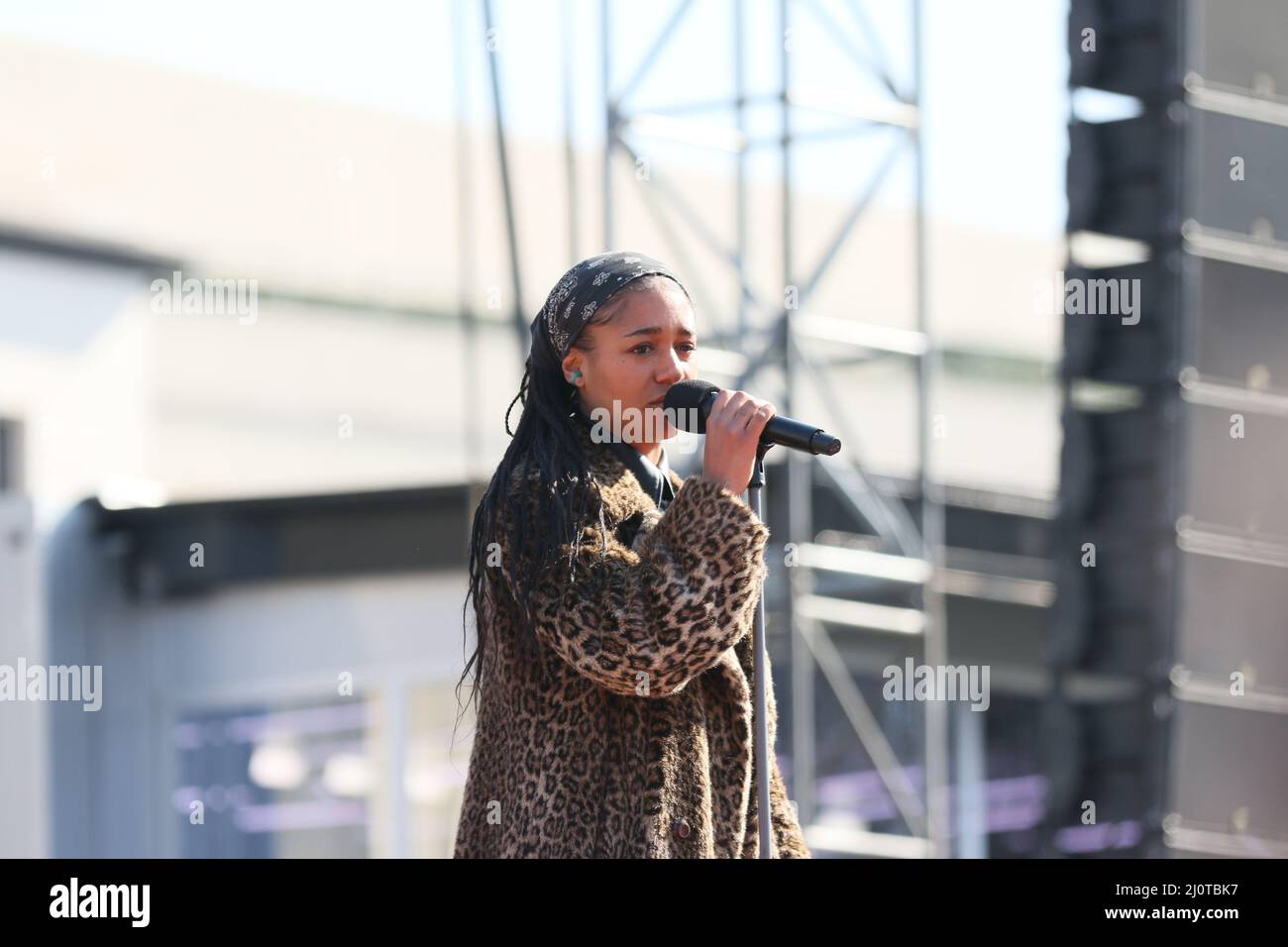 Berlino, Germania, 03/20/2022. Il concerto di pace alla porta di Brandeburgo attira più di 15.000 persone. Raduno di solidarietà "Sound of Peace" alla porta di Brandeburgo. Foto Stock