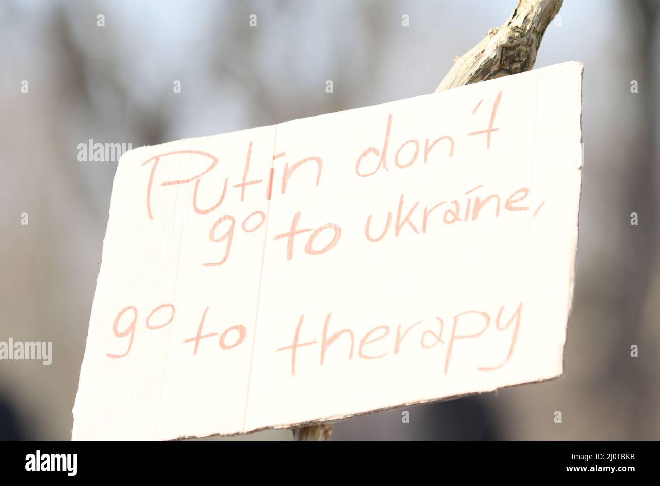 Berlino, Germania, 03/20/2022. Il concerto di pace alla porta di Brandeburgo attira più di 15.000 persone. Raduno di solidarietà "Sound of Peace" alla porta di Brandeburgo. Foto Stock