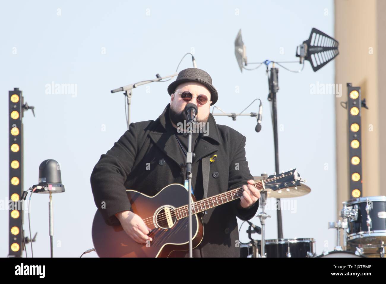 Berlino, Germania, 03/20/2022. Alex Diehl sul palco del Concerto di Pace alla porta di Brandeburgo attira più di 15.000 persone. Raduno di solidarietà "Sound of Peace" alla porta di Brandeburgo. Foto Stock