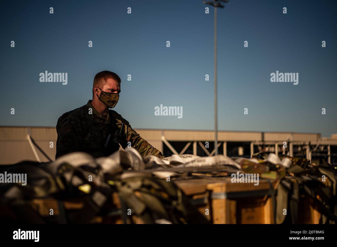 Un Airman dal 60th Aerial Port Squadron carica il carico su un 757 gennaio 22, 2022 alla base dell'aeronautica di Travis, California. Dal 2014, gli Stati Uniti hanno impegnato oltre $5,4 miliardi di aiuti totali all’Ucraina, compresi gli aiuti alla sicurezza e alla non sicurezza. Gli Stati Uniti riaffermano il loro fermo impegno nei confronti della sovranità e dell’integrità territoriale dell’Ucraina a sostegno di un’Ucraina sicura e prospera. (STATI UNITI Air Force foto di Nicholas Pilch) Foto Stock