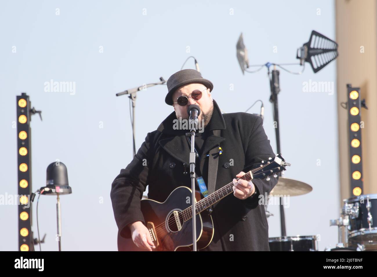 Berlino, Germania, 03/20/2022. Alex Diehl sul palco del Concerto di Pace alla porta di Brandeburgo attira più di 15.000 persone. Raduno di solidarietà "Sound of Peace" alla porta di Brandeburgo. Foto Stock