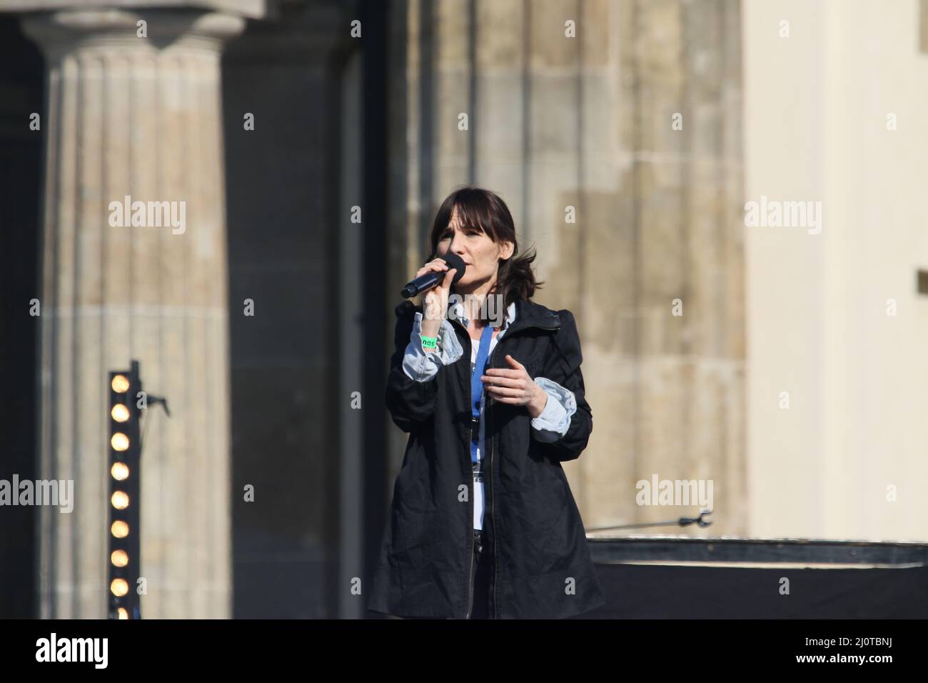 Berlino, Germania, 03/20/2022. Il concerto di pace alla porta di Brandeburgo attira più di 15.000 persone. Raduno di solidarietà "Sound of Peace" alla porta di Brandeburgo. Foto Stock