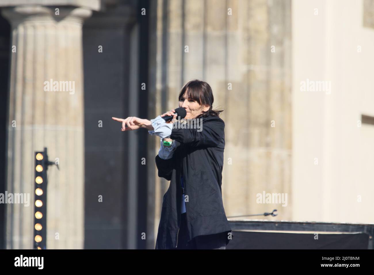 Berlino, Germania, 03/20/2022. Il concerto di pace alla porta di Brandeburgo attira più di 15.000 persone. Raduno di solidarietà "Sound of Peace" alla porta di Brandeburgo. Foto Stock