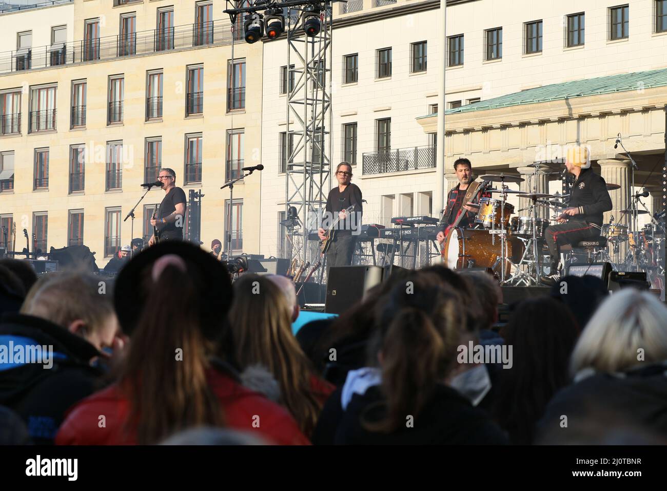 Berlino, Germania, 03/20/2022. Il concerto di pace alla porta di Brandeburgo attira più di 15.000 persone. Raduno di solidarietà "Sound of Peace" alla porta di Brandeburgo. Foto Stock