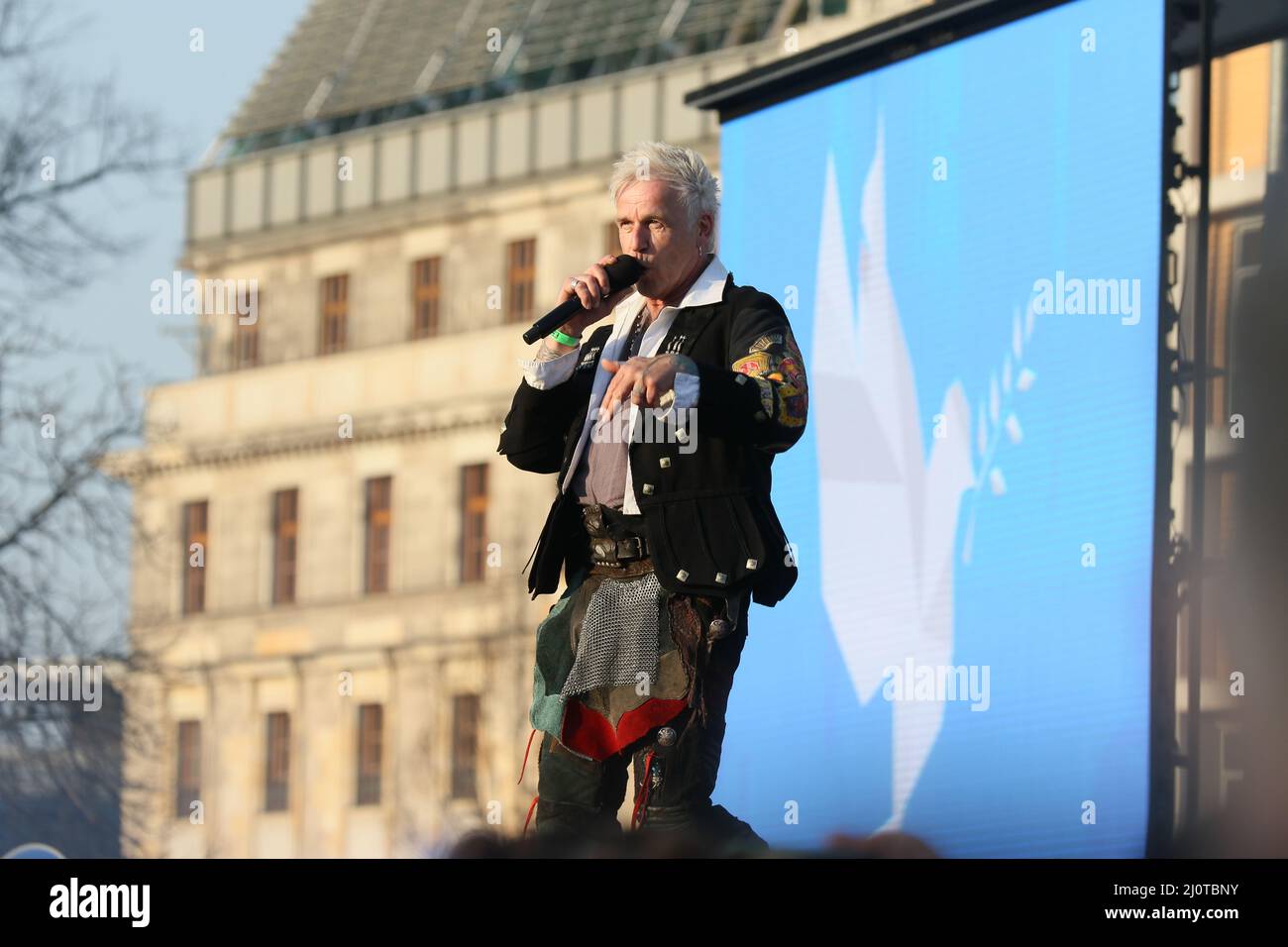 Berlino, Germania, 03/20/2022. Michael Rhein di Estremo sul palco del Concerto di Pace alla porta di Brandeburgo attrae più di 15.000 persone. Raduno di solidarietà "Sound of Peace" alla porta di Brandeburgo. Foto Stock