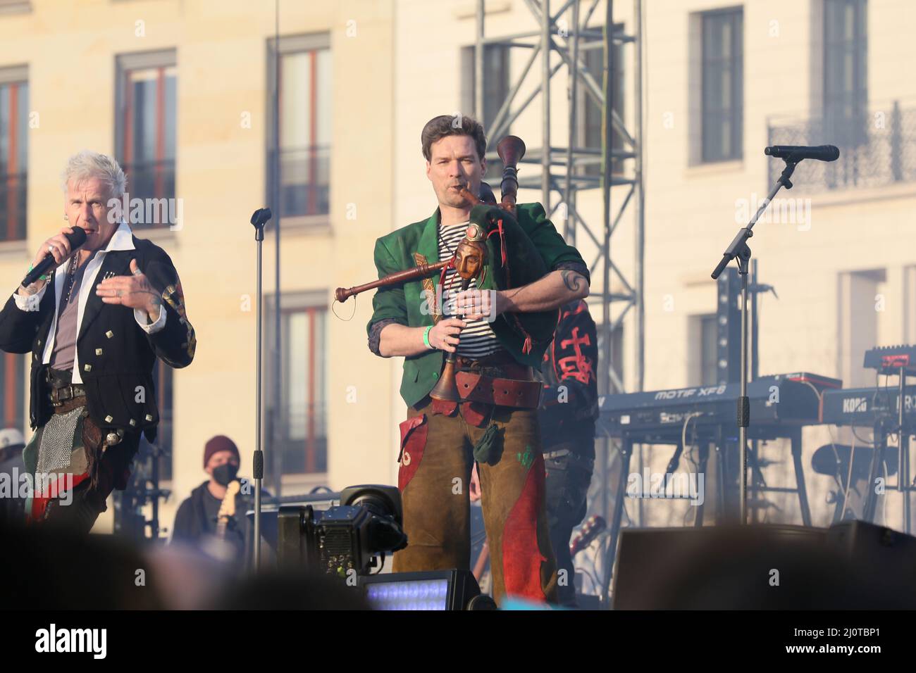Berlino, Germania, 03/20/2022. In Estremo, sul palco del Concerto di Pace alla porta di Brandeburgo, attrae più di 15.000 persone. Raduno di solidarietà "Sound of Peace" alla porta di Brandeburgo. Foto Stock