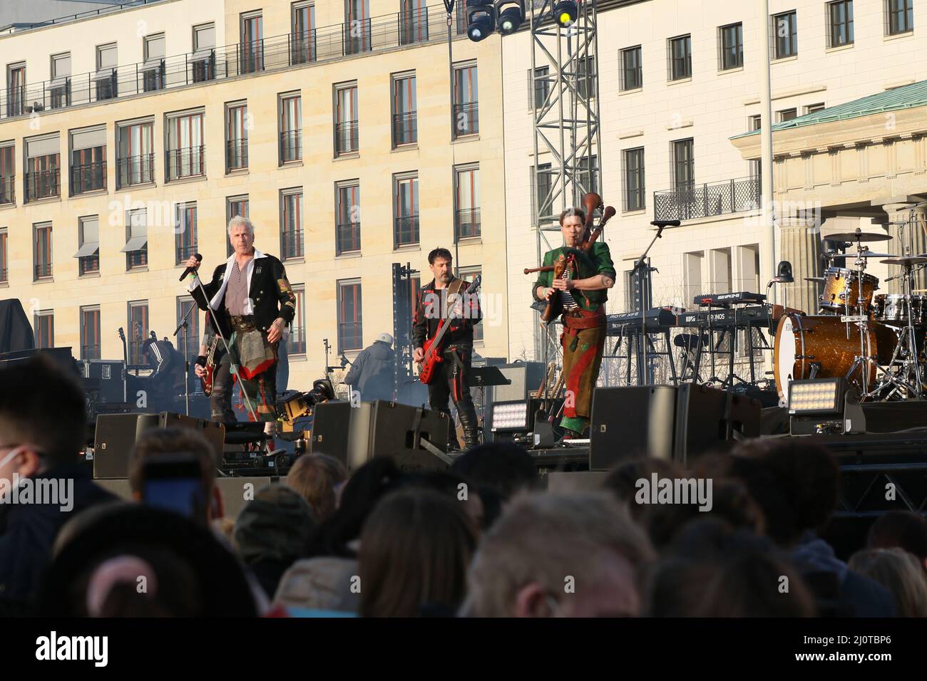 Berlino, Germania, 03/20/2022. In Estremo, sul palco del Concerto di Pace alla porta di Brandeburgo, attrae più di 15.000 persone. Raduno di solidarietà "Sound of Peace" alla porta di Brandeburgo. Foto Stock