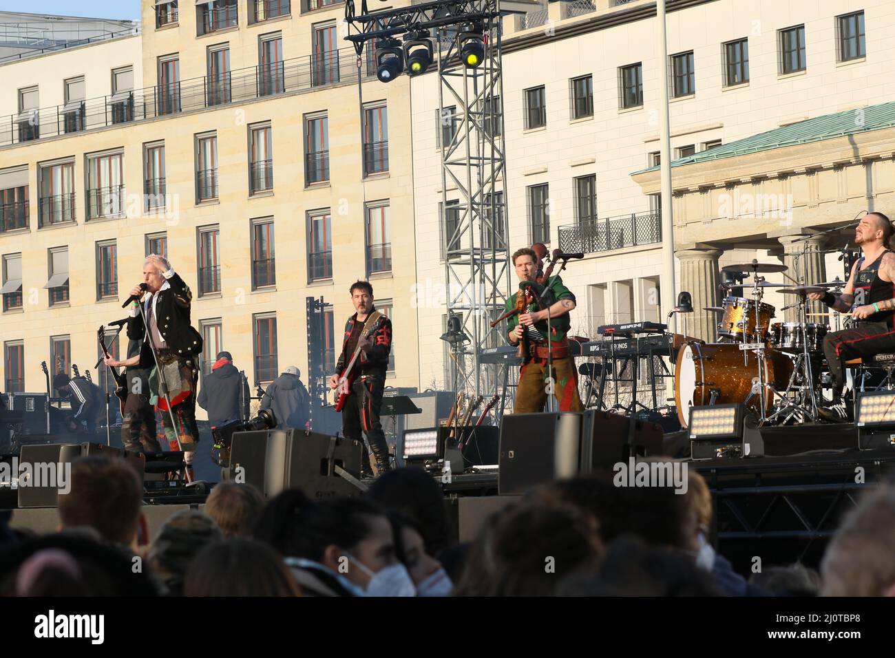 Berlino, Germania, 03/20/2022. In Estremo, sul palco del Concerto di Pace alla porta di Brandeburgo, attrae più di 15.000 persone. Raduno di solidarietà "Sound of Peace" alla porta di Brandeburgo. Foto Stock