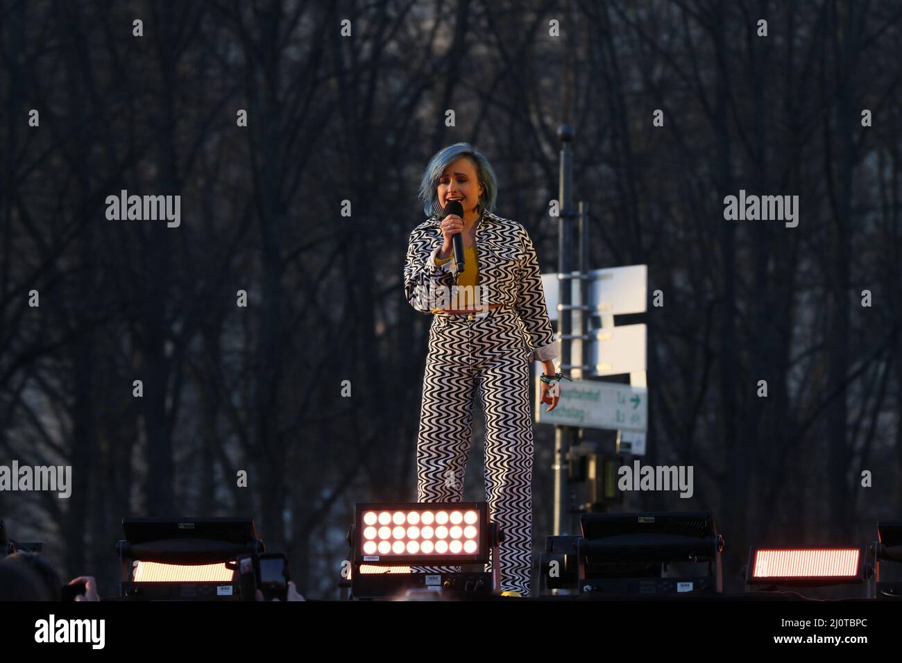 Berlino, Germania, 03/20/2022. Il concerto di pace alla porta di Brandeburgo attira più di 15.000 persone. Raduno di solidarietà "Sound of Peace" alla porta di Brandeburgo. Foto Stock
