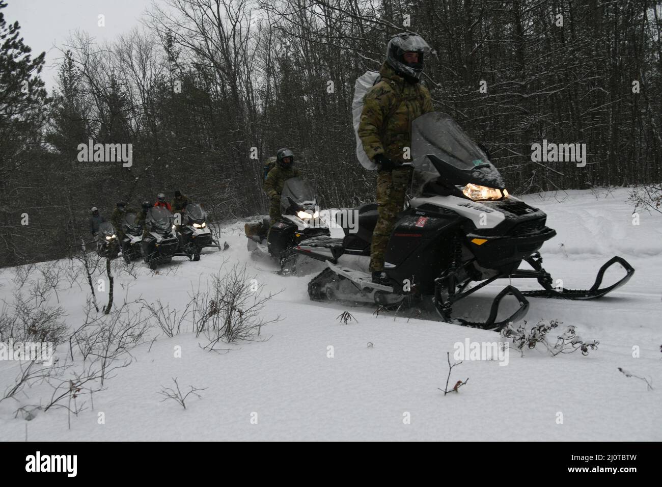 I soldati dell'esercito degli Stati Uniti dal 20th Special Forces Group, la Guardia Nazionale dell'esercito del Massachusetts, conducono l'addestramento della motoslitta durante il Northern Strike 22-1, a Camp Grayling, Michigan, 22 gennaio 2022. L'iterazione invernale della serie di esercizi del Northern Strike, nota come "Winter Strike", si svolge annualmente nel Michigan settentrionale durante la parte più fredda dell'anno, in modo che le unità in visita possano allenarsi in condizioni subartiche. (STATI UNITI Foto della Guardia Nazionale dell'aria dello staff Sgt. Tristan D. Viglianco) Foto Stock